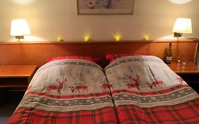 Waldhof zu Grillenburg im Tharandter Wald am See